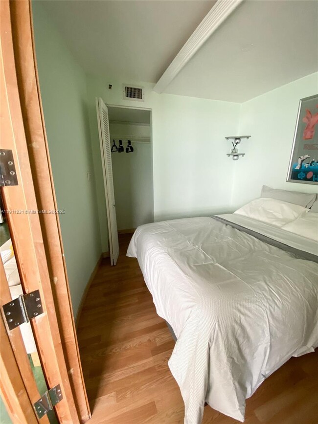 Building Photo - 100 Lincoln Rd