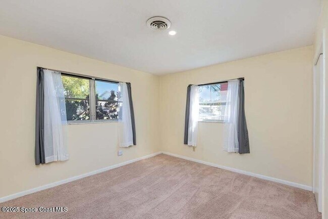 Building Photo - 2425 Heritage Dr