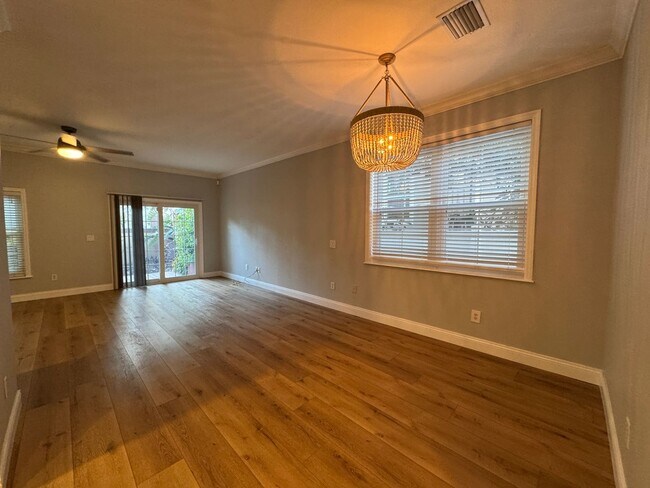 Building Photo - Fully Renovated Large 3 Bed 2.5 Bath 2 Car Garage Townhouse in Perfect Location