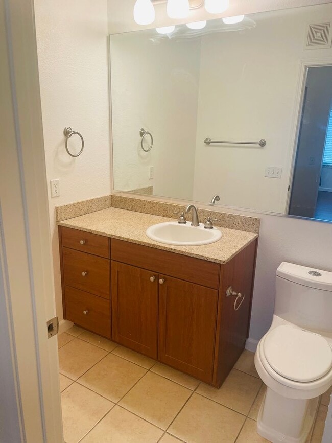 Building Photo - Beautiful North Davis 2bed/2 bath Upstairs...