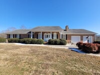 Building Photo - Nice Brick Home in Mount Airy