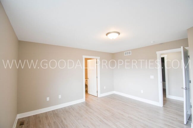 Building Photo - 3 Bedroom 2 Bathroom 2 Car garage in De Soto.