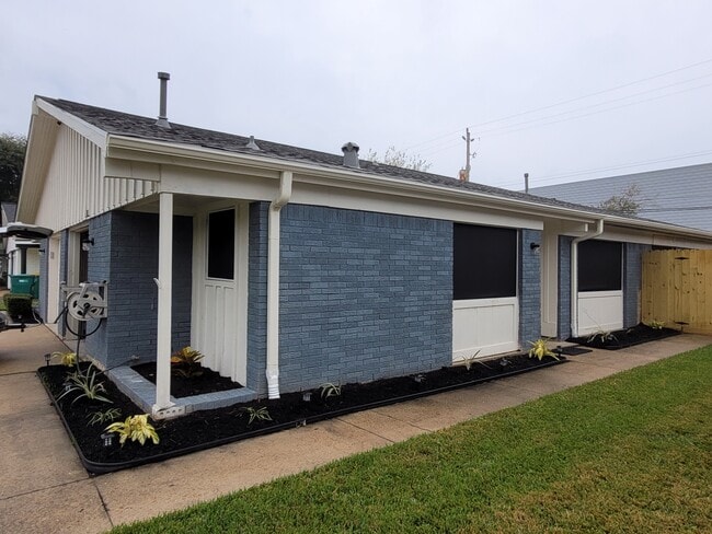 Building Photo - 1815 Bahama Dr