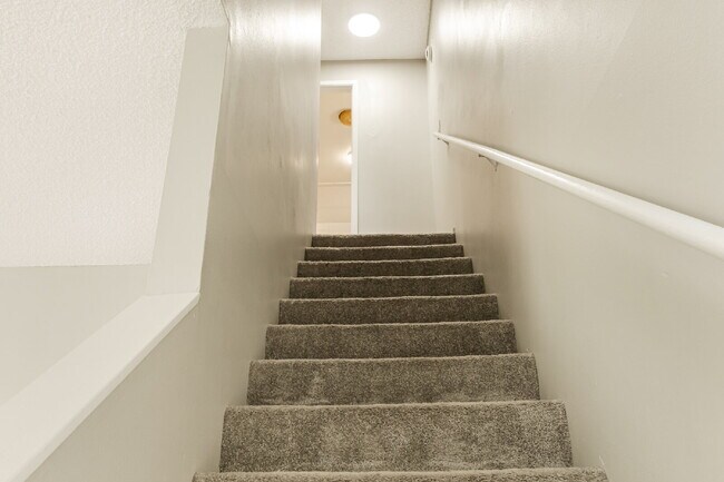 Building Photo - 2 Bedroom - 1 1/2 Bathroom End Unit