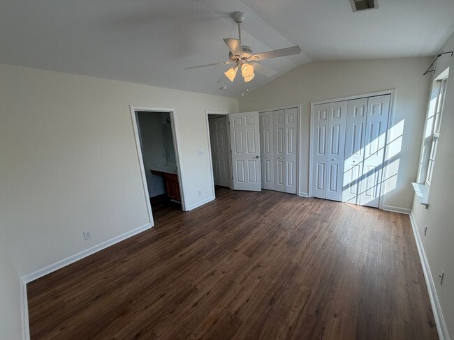 Building Photo - Available now! Great townhouse in convenient Denver, NC location