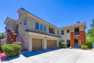 Building Photo - Beautiful 2 Bedroom With 2 Car Garage Summ...