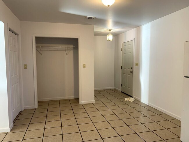 Building Photo - PERFECT COLLEGE RENTAL ONLY A HALF MILE FR...