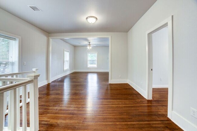 Building Photo - 3/2 Historical Home On Beautiful Main Stre...
