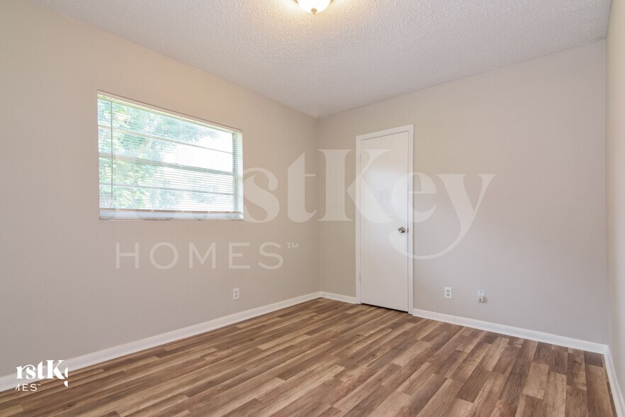 Building Photo - 500 Brenda Dr
