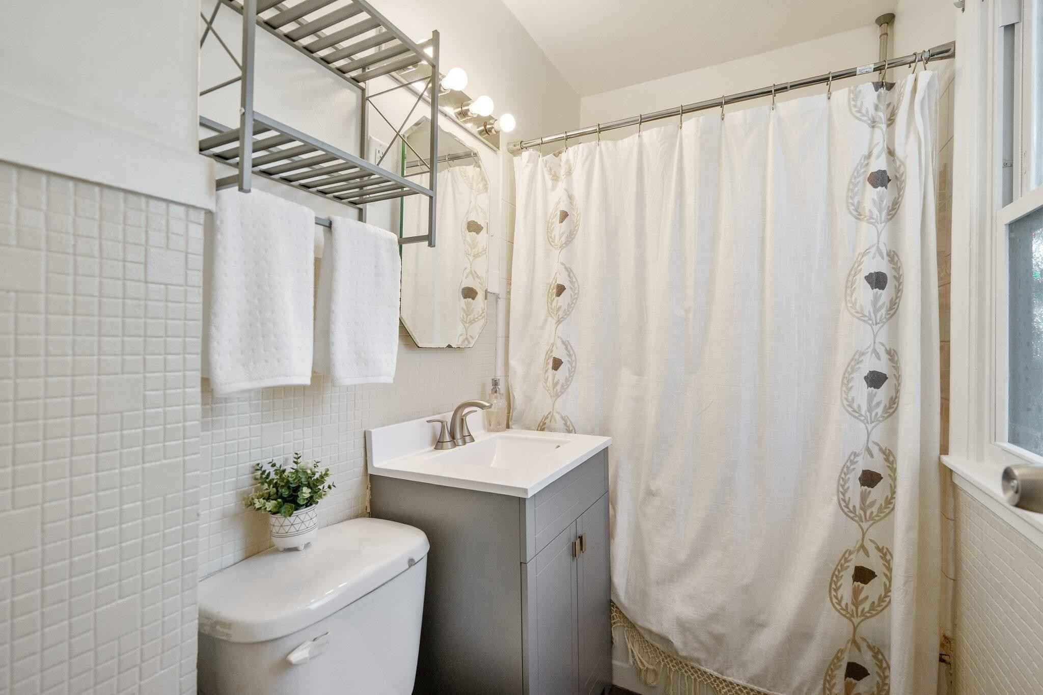 Bath - 4538 Colfax Ave N