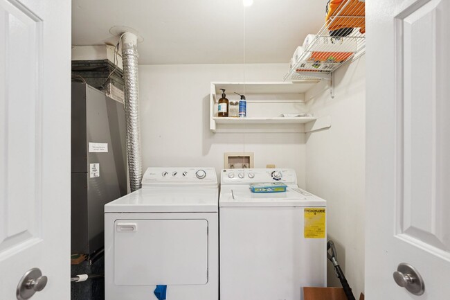 Building Photo - Set in the charming Hunters Square communi...