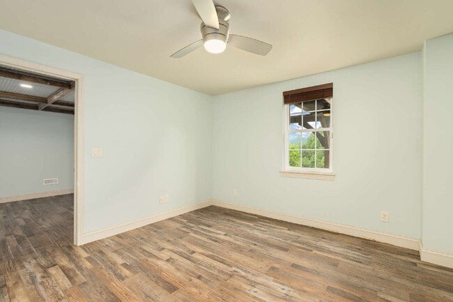 Building Photo - Charming 2 Bed / 3 Bath Home for Rent in Clyde, NC!