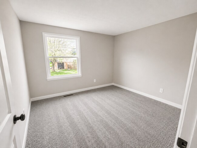 Building Photo - Newly Rehabbed 4BR Home in Hamilton Schools w/ Full Basement