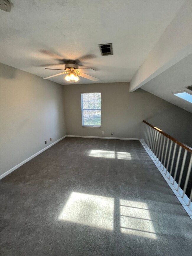 Building Photo - End Unit Townhome in the Villages of Brentwood