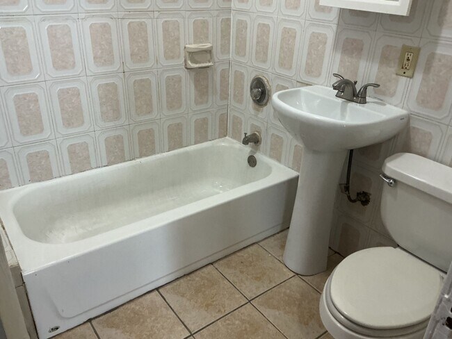 Building Photo - 800-802 S 32nd St