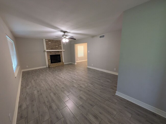 Building Photo - 2755 Evangeline Dr