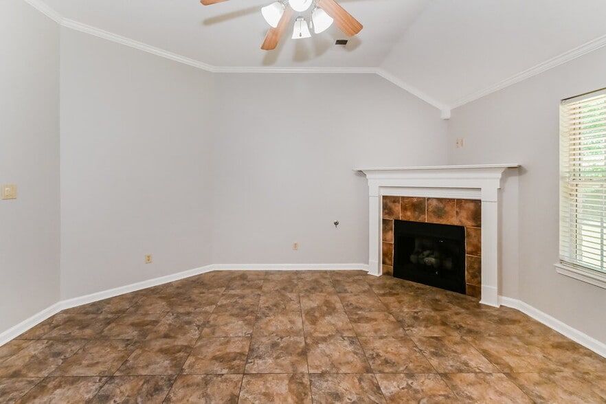 Building Photo - 4258 Ravenwood Dr N