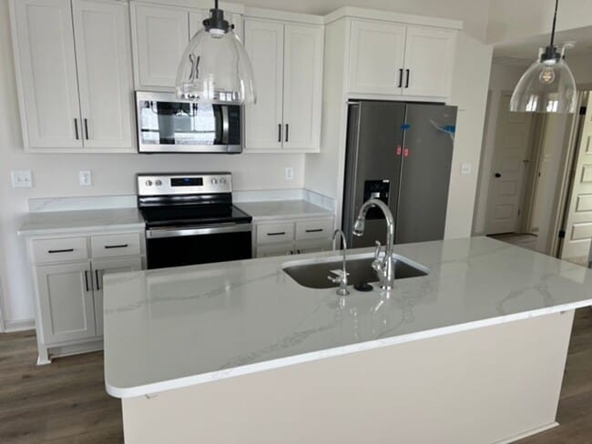 Building Photo - 3 bed 2 bath House