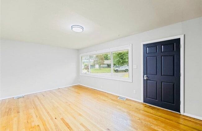 Building Photo - Stunning 3 bed 1 bath Ranch House