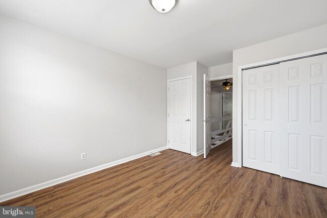 Building Photo - 928 N Bambrey St