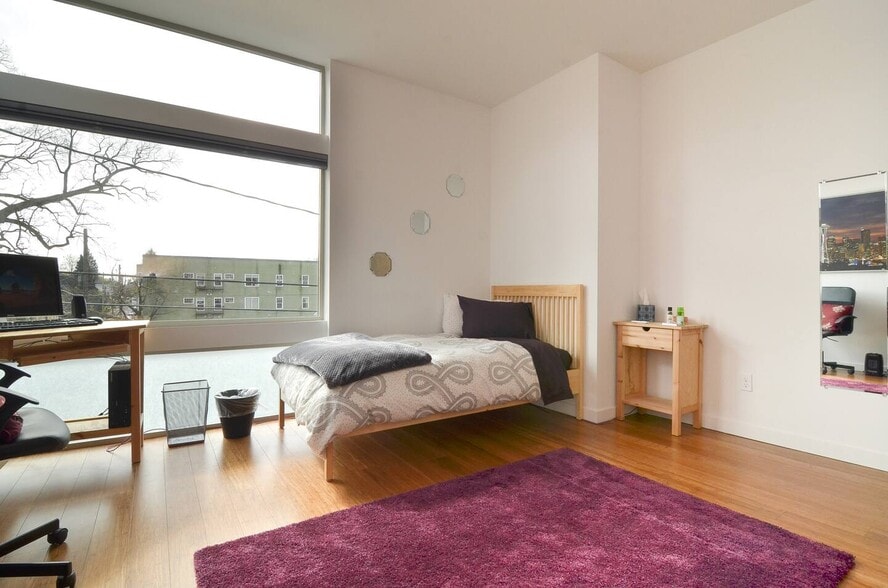 South Facing Room (2) - 2118 E James St