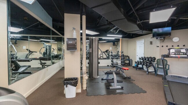 Building Photo - 7205 Thomas Dr