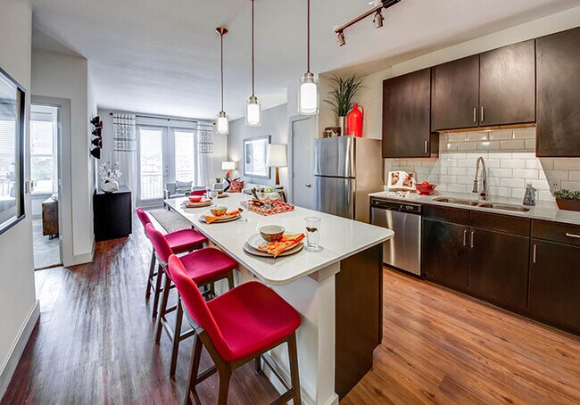 Building Photo - 2024 E 7th St