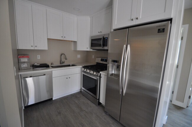 Building Photo - 8BD/4BA on Rockford! Great Yard!
