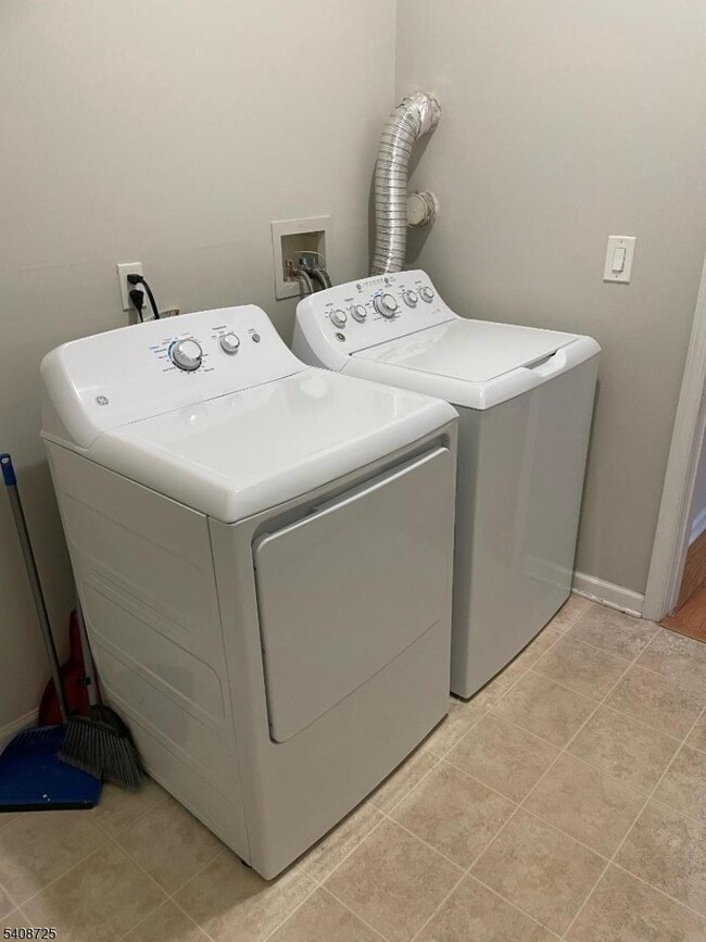 Building Photo - 301 Pinelli Dr