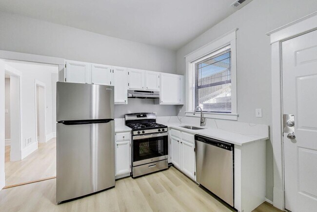 Building Photo - 2114 W Byron St