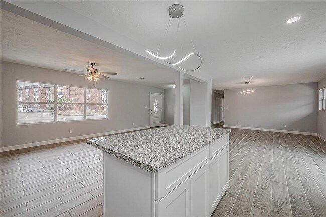 Building Photo - 300 Lane Dr