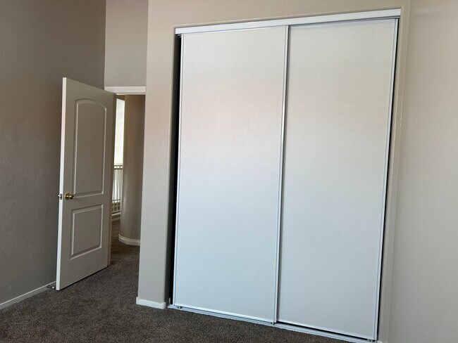 Building Photo - A Beautiful Town Home around the Spring Va...
