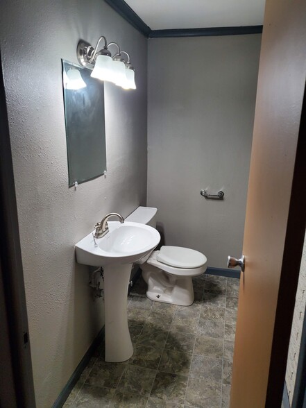 Building Photo - 9060 Oakwood Dr