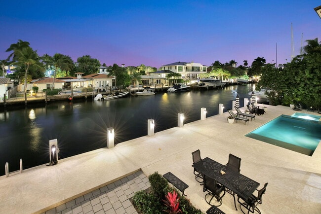 Building Photo - 400 Mola Ave