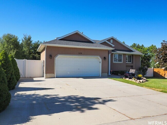 Building Photo - Spacious Rambler w attached 2 car garage!