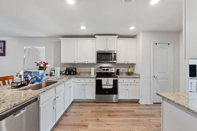 Building Photo - 113 Stratton Ln