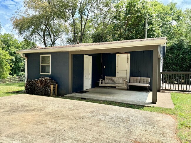 Building Photo - Nature Lovers - 3 Bed, 1 Bath Home w/ 1 Car Garage Close to Downtown Franklin