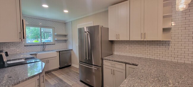 Building Photo - Charming 3/3 Condo
