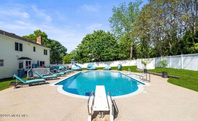 Building Photo - 16 Bridle Dr