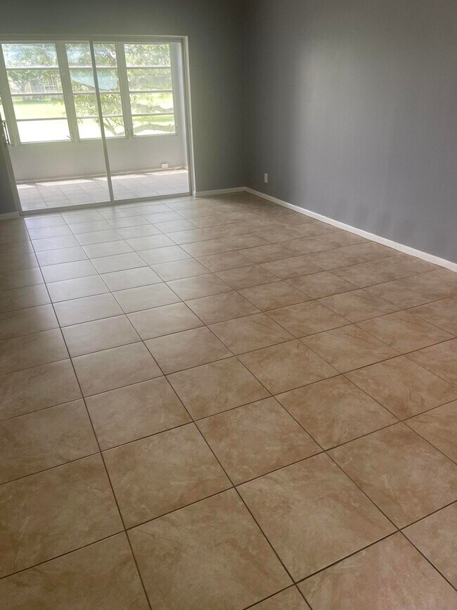 Building Photo - 7827 Golf Cir Dr