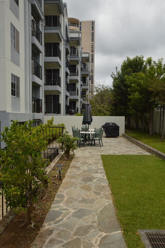 Building Photo - Fountain at Makiki - 3 bedroom, 2 bath con...