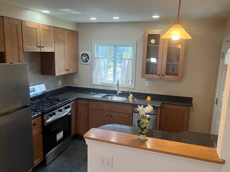 Building Photo - 430 E Franklin St