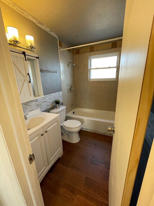 Building Photo - Cozy Tri-Level Home in Thornton! AVAILABLE June 2nd!