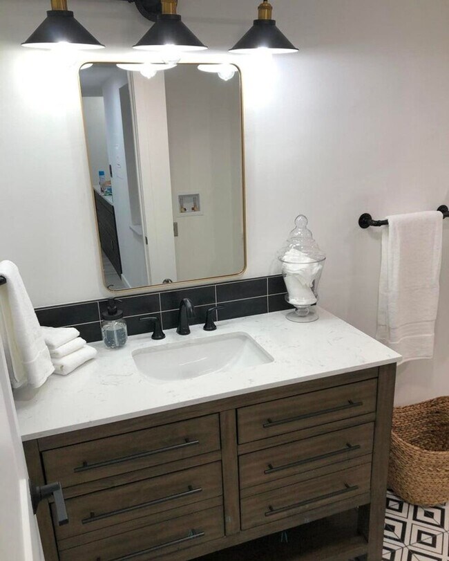 Building Photo - Option with 1 Month Free rent! 1 Bedroom with UTILITIES included!