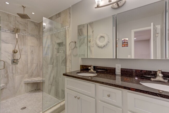 Building Photo - 5 bed 3 bath - Gorgeous Large Family Home ...