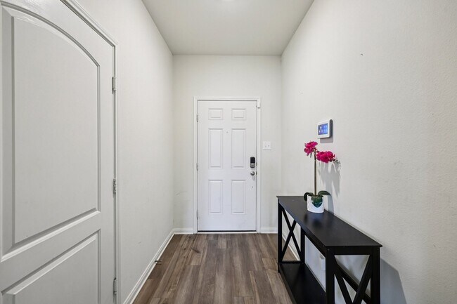 Building Photo - 1927 Churchill Downs Dr