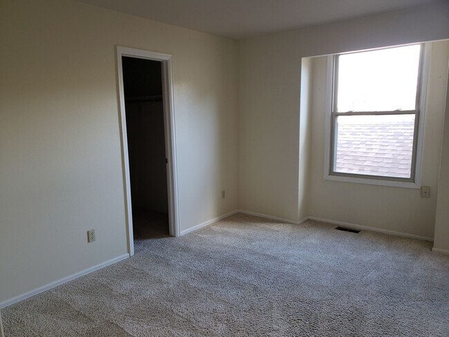 Building Photo - 2 BEDROOM, 2 1/2 BATH TOWNHOME W/2 CAR GAR...