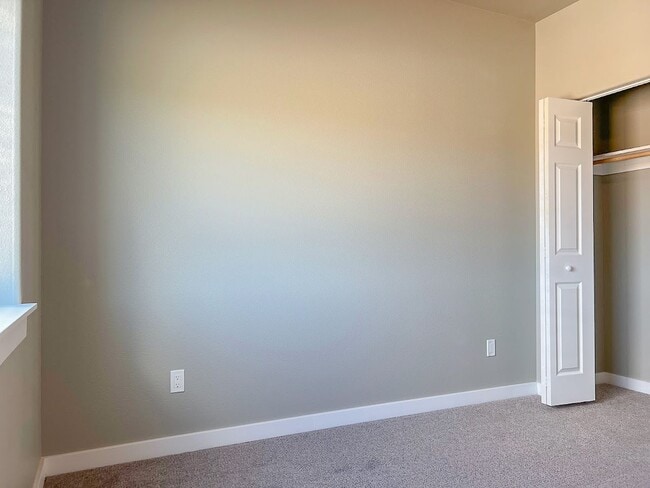 Building Photo - Pet Friendly 2 bed/ 1 bath unit at Soldier Ridge!