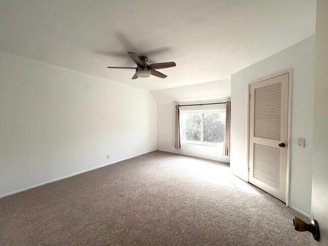 Building Photo - Stunning 2 Bedroom located in Irvine.