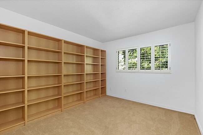 Building Photo - Beautiful Four Bedroom Two Story Home - UT...